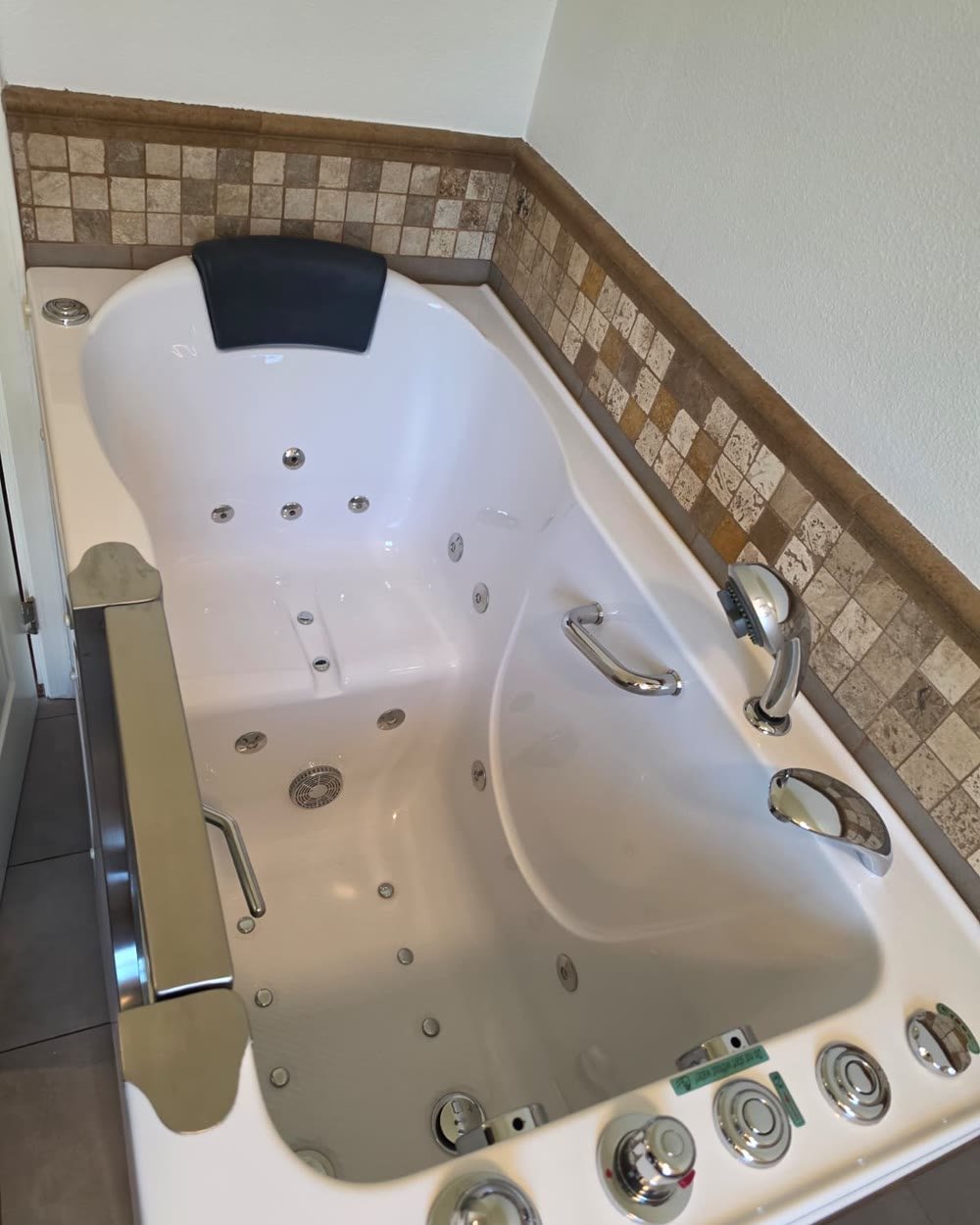 Spa tub after detailed cleaning